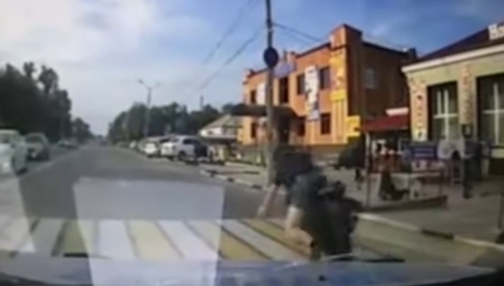Мотоцикл уехал без водителя: погоня за байкером и его задержание попали на видео