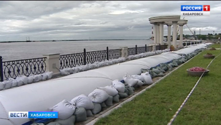 На набережной Хабаровска завершилась установка водоналивной дамбы
