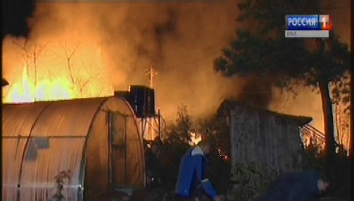 Пожар в Екатеринбурге уничтожил два жилых дома