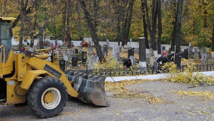 Рабочие приступили к реконструкции братского захоронения в Мичуринске