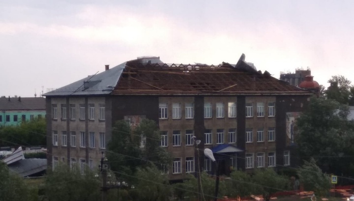 Снесенную ураганом крышу лицея в Новосибирской области восстановили