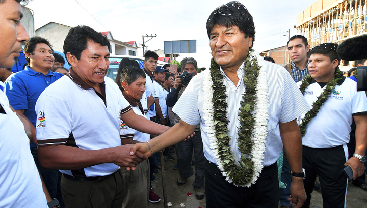 Президент Боливии лидирует на выборах, но не побеждает в первом туре
