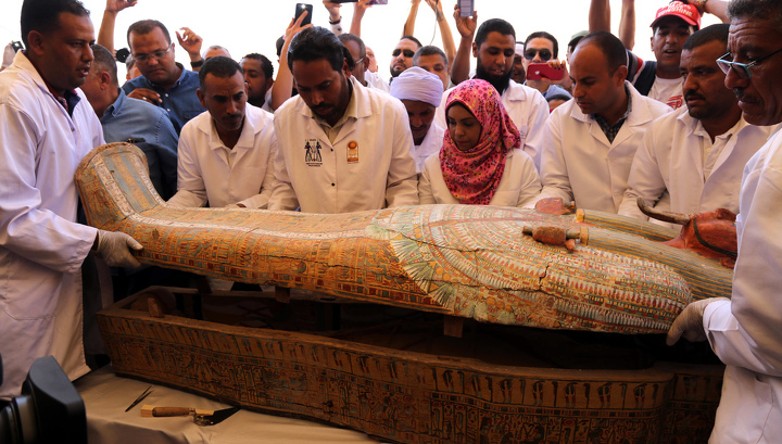 Невероятно: в Египте обнаружили 30 великолепно сохранившихся саркофагов