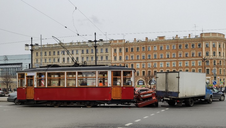 Ретро-трамвай угодил в аварию в центре Санкт-Петербурга. Видео