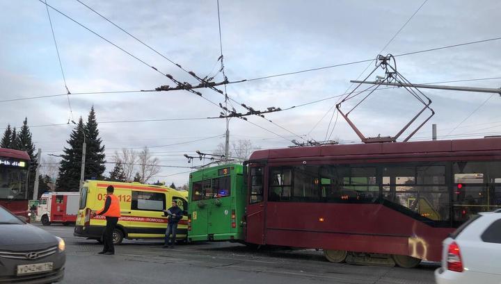 В Казани трамвай врезался в троллейбус. Пострадали 7 человек