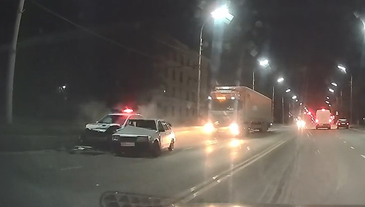 Лихач протаранил полицейскую машину в Орле. Видео