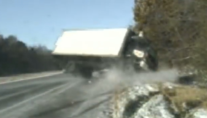 Чудо на льду: грузовик пролетел над спасавшими водителя полицейскими