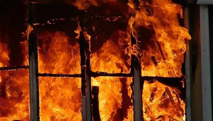На Урале полицейский спас из горящего дома семью с детьми