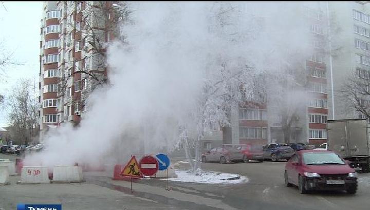 Порывы тепломагистрали на Сургутской оставили без отопления больше десятка жилых домов