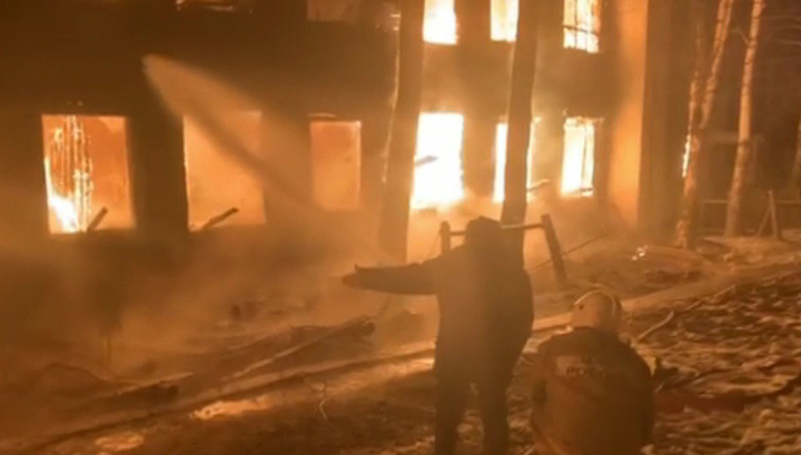 На Урале горит жилой дом на площади 600 