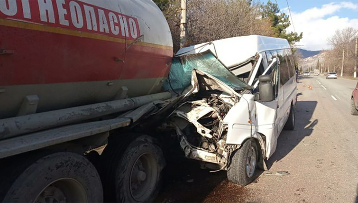 ДТП в Алуште: микроавтобус влетел в грузовик, есть пострадавшие