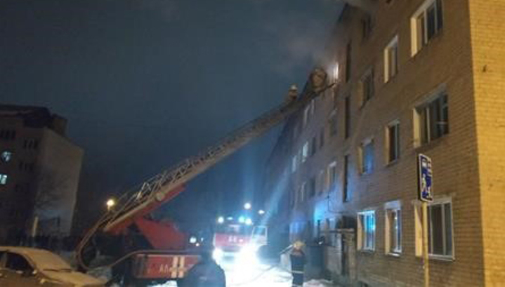 Более 90 человек эвакуировали из горящего общежития