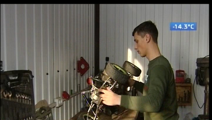 Студент из Иркутска собирает радиоуправляемые машины на бензиновом двигателе