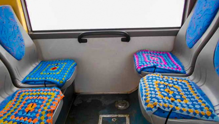 Водитель троллейбуса в Тольятти связала разноцветные чехлы на сидения в салоне