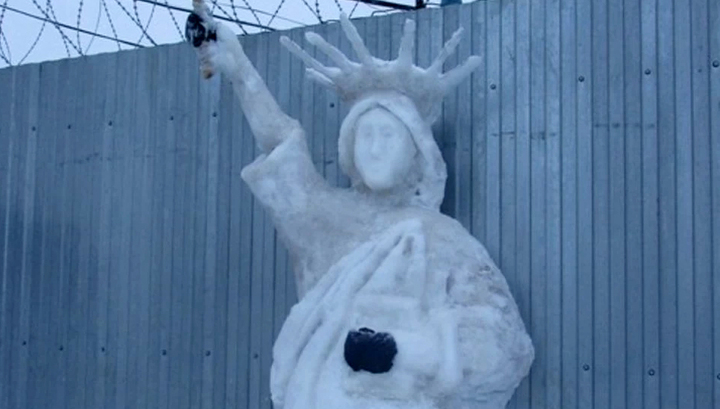 Заключенные в Чувашии слепили из снега статую Свободы ради духовного оздоровления