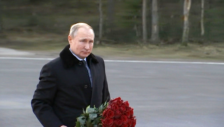 Путин возложил цветы к 