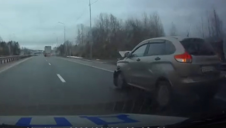 Полицейские Вологодской области обстреляли скрывшийся с места ДТП разбитый автомобиль