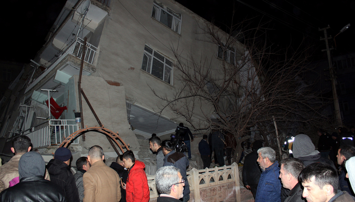 Землетрясение на востоке Турции: 8 человек погибли, более 300 пострадали