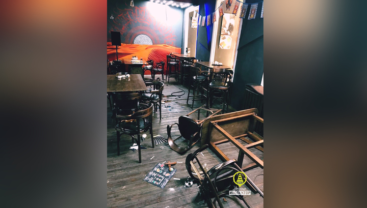 Вооруженный мечом мужчина разгромил бар в Петербурге