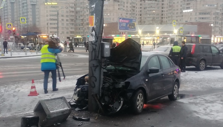 Легковушка сбила пешехода и протаранила столб после аварии в Петербурге