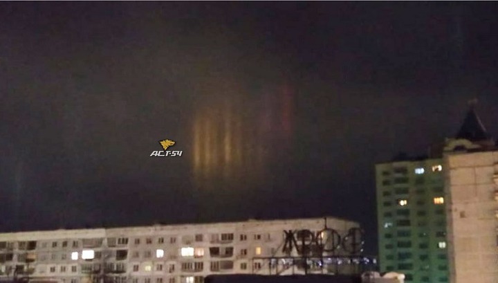 Удивительные световые столбы заметили в небе над Новосибирском