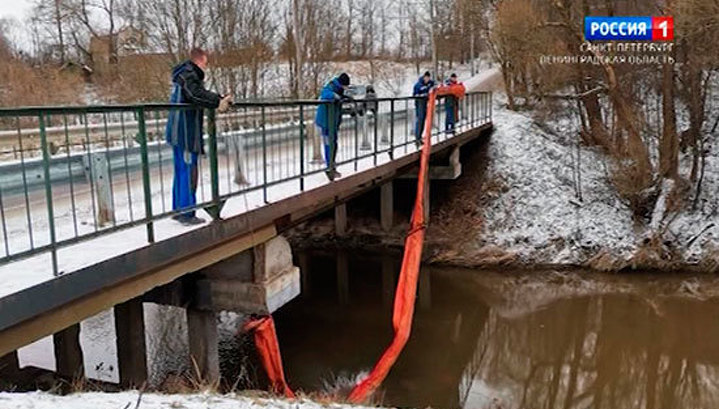 Аварийные службы пятые сутки борются с разливом нефтепродуктов в реке Славянка