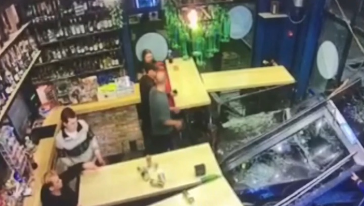 Пьяный водитель протаранил рюмочную в Калининграде. Видео