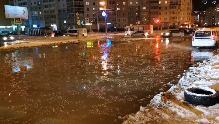Микрорайон в Челябинске затопило из-за коммунальной аварии