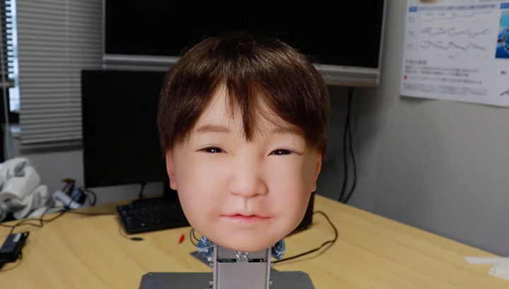 Гиперреалистичного японского робота научили чувствовать боль