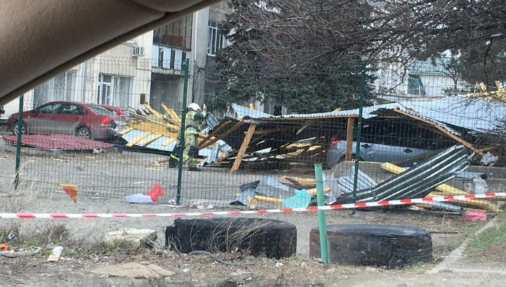 Сорванная ветром крыша рухнула на десятки машин в Симферополе
