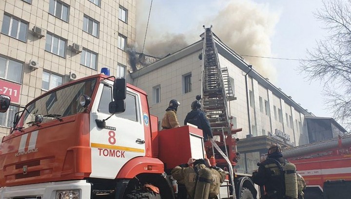 Сильный пожар вспыхнул в центре Томска