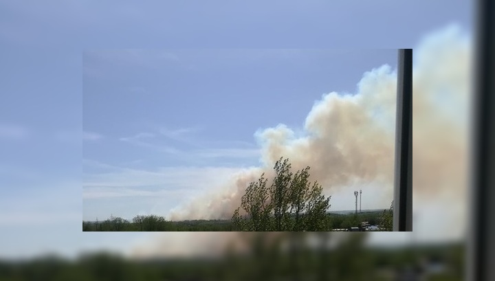 В Оренбуржье ликвидацию крупного пожара в лесополосе осложняют жара и ветер