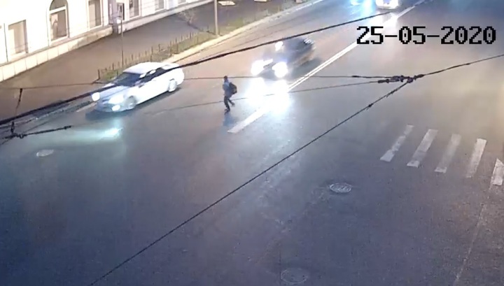 Автомобиль снес пожилого мужчину на переходе в Петрозаводске. Видео