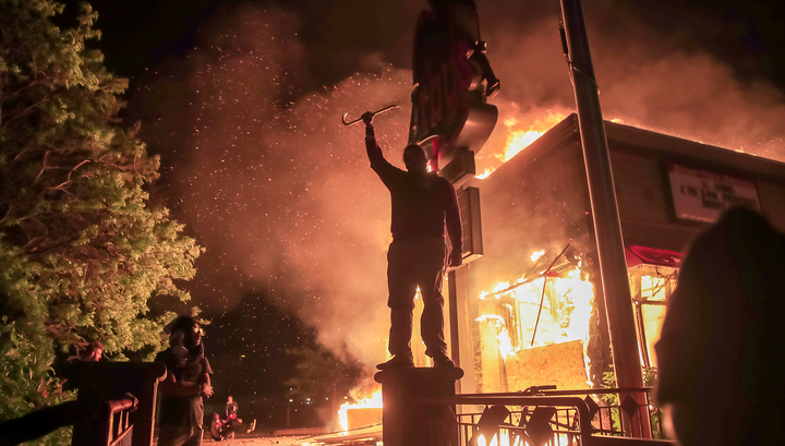 Беспорядки в США: Белый дом отгораживается от протестующих новыми заборами
