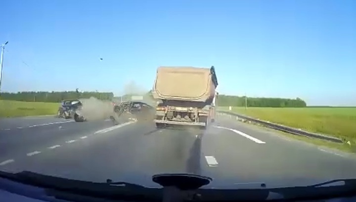Серьезная авария с грузовиком и легковушками в Свердловской области попала на видео