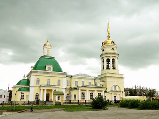На колокольне Свято-Троицкого собора в Каменске-Уральском установили один из самых больших колоколов в регионе