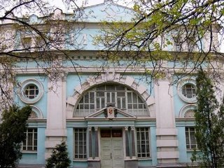 Современные и традиционные осетинские женские платья выставлены во Владикавказе