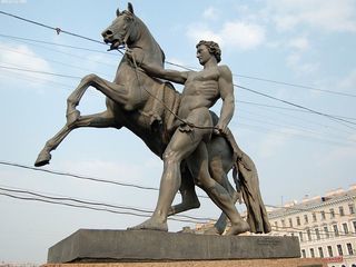Скульптуры коней Клодта на Аничковом мосту в Петербурге пострадали от действий вандалов