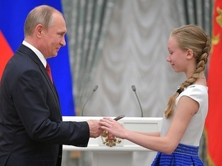 Владимир Путин вручил паспорта юным гражданам России