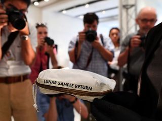 На торги выставлена лунная пыль, привезенная Нилом Армстронгом со спутника Земли