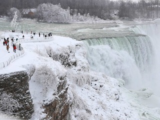 Так вот где зима! В США замерз Ниагарский водопад