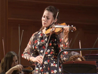 В Большом зале Консерватории сыграла скрипачка Клара-Джуми Кан
