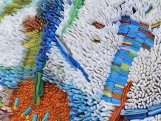 В Лондоне художница Ильва Ким представляет картины из рулонов тутовой бумаги