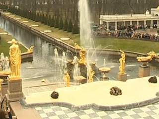 В „Петергофе“ торжественно запустили фонтаны