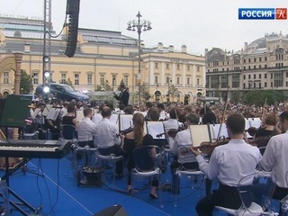 Солисты и оркестр Большого театра дали концерт на Театральной площади