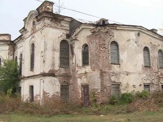 В селе Анненково кирпичная стена загородила памятник архитектуры