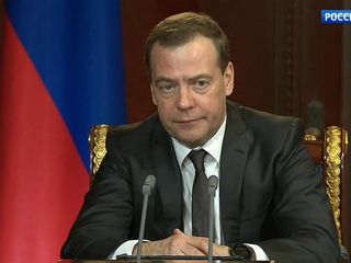 Россия премьер канал. Медведев в огне. Картинка Медведев всех в Сибирь. Медведев угроза Крыму повод.