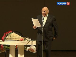 Михаил Жванецкий принимает поздравления с юбилеем