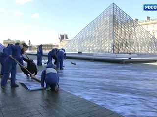 В Париже готовятся отметить 30-летие стеклянной пирамиды Лувра