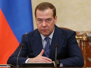 Дмитрий Медведев приостановил приказ об объединении Александринки и Театра имени Волкова
